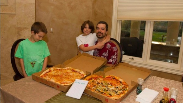 12年前，拉斯洛-韩内奇用10000个比特币换了2个披萨饼……