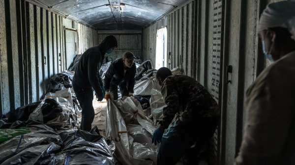 在乌克兰哈尔科夫（Kharkiv），乌克兰军民合作小组（CIMIC）的成员将在该市附近城镇的战斗中丧生的大约80具俄罗斯士兵的尸体暂时从冷藏火车上移走，并放入新鲜的尸体袋中。
