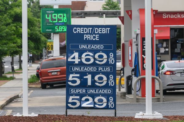 图为2022 年 5 月 26 日在美国首都华盛顿DC的一个加油站公布的汽油价格，显示普通汽油的价格是每加仑4.69美元。美国正在面对创纪录的通货膨胀，美国汽油价格于 5 月 10 日创下历史新高，根据美国汽车协会（AAA）的数据，当天美国全国的的平均汽油价格达到每加仑 4.37 美元。（图片来源：NICHOLAS KAMM/AFP via Getty Images）