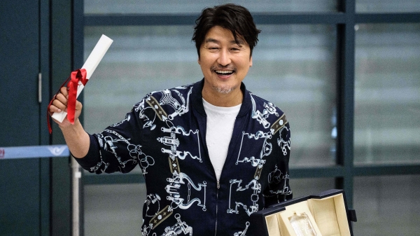 韩国演员宋康昊于2022年凭借电影《经纪人》获得戛纳电影节最佳男演员奖。