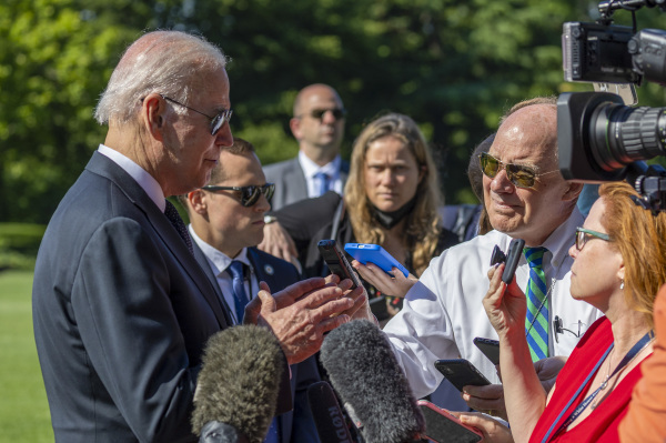 2022 年 5 月 30 日，美国总统拜登（左）从特拉华州老家度完周末后回到白宫，他在白宫南草坪上与媒体记者们见面并回答提问。（图片来源：Tasos Katopodis/Getty Images）