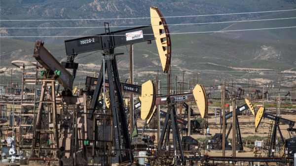 2020年4月24日，美国加州麦基特里克市附近的加利福尼亚州“石油高速公路”（33 号高速公路）沿圣华金河谷西北侧延伸，石油管道、抽油机和输电线路点缀其间. 该地区被称为南贝尔里奇油田，是 Aera 能源有限责任公司较大的贝尔里奇生产综合体的一部分。（图片来源：George Rose/Getty Images）