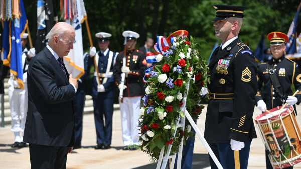 在美國弗吉尼亞州阿靈頓國家公墓，總統喬．拜登（Joe Biden）參加無名烈士墓的獻花儀式，以紀念陣亡將士紀念日。