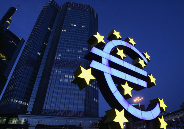 图为位于德国法兰克福的欧洲中央银行（ECB）总部前面的一个巨大的欧元标志。（图片来源：Ralph Orlowski/Getty Images）