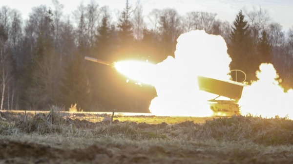2021年5月5日爱沙尼亚TAPA中央训练区，美国陆军M270多管火箭系统在演习中开火。