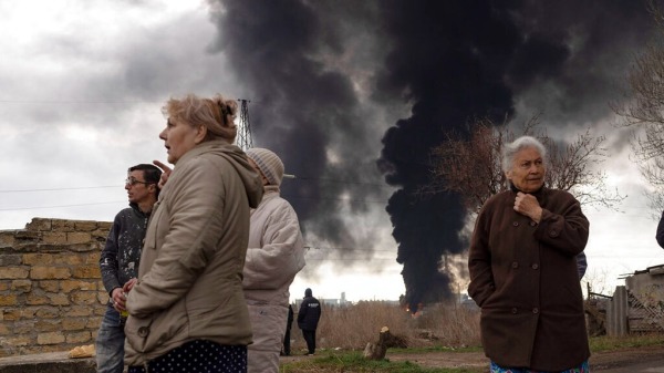 烏克蘭又發生炮擊事件後人們集合等待救援。（圖片來源：manhhai from Flickr/CC BY 2.0）