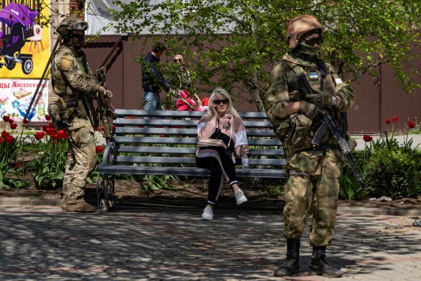 2022年4月30日，俄罗斯军人在伯德扬斯克的一条街道上巡逻。*编者注：这张照片是在俄罗斯军队组织的一次媒体旅行期间拍摄的。*2022年2月24日，俄罗斯占领这里时几乎没有遇到任何抵抗。
