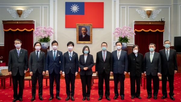 总统接见日本自民党青年局众议员访团