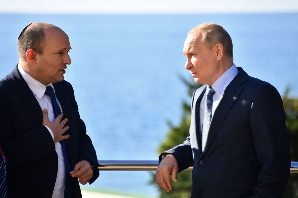 2021年10月22日，俄羅斯總統普京在索契會議上與以色列總理納夫塔利．貝內特交談。