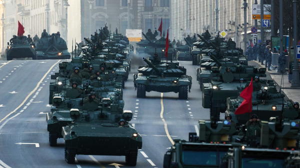 軍用車輛在俄羅斯莫斯科的特維爾街參加5月9日勝利日閱兵夜彩排。