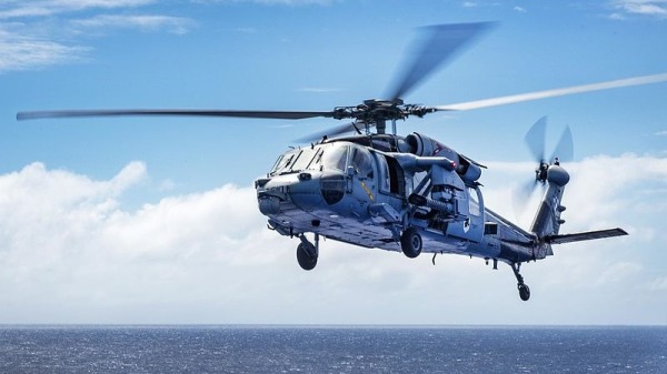 一架MH-60S海鷹直升機在太平洋的卡爾文森號航空母艦附近參加訓練演習，2017 年 1 月 29 日美國國防部