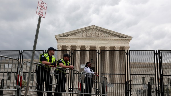 2022年5月5日，華盛頓DC警方在最高法院外圍起柵欄，並觀察支持墮胎者的抗議活動。（圖片來源：Anna Moneymaker/Getty Images)）