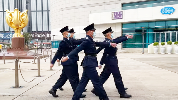 香港警员一直以来都沿用英式步操。（图片来源：视频截图）