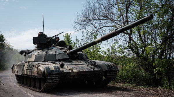 在俄罗斯入侵乌克兰期间，一辆乌克兰主战坦克行驶在乌克兰东部斯维亚托希尔斯克（Sviatohirsk）附近的一条公路上。