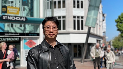 香港新移民崔天成（Alex Chui）以自由民主党（Liberal Democrats）候选人身分参选伦敦萨顿议员。