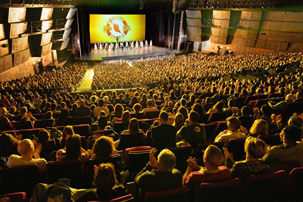 2022年5月7日晚，神韵纽约艺术团在巴黎国际会议中心进行了第四场演出，全场爆满。