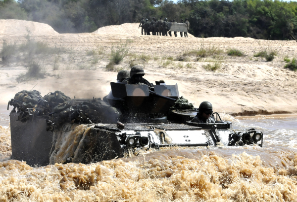 圖為美國製造的M113裝甲運兵車（APC）在直接穿越一條河流，這種裝甲運兵車配備有醫療設備，大大增加了士兵在戰場上的生存能力。（圖片來源：Ministério da Defesa/Wikipedia/CC BY 2.0）