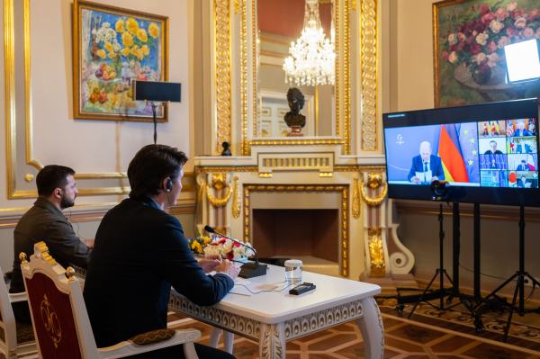 2022年5月8日，加拿大總理特魯多（Justin Trudeau，右）突訪烏克蘭，與烏克蘭總統澤連斯基（Volodymyr Zelenskyy，左）在基輔一起參加了七國集團（G7）的視頻峰會。（圖片來源：烏克蘭總統官方網站） 