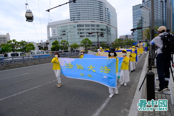 5月8日，為慶祝世界法輪大法日，日本法輪功學員在橫濱市舉行了盛大的遊行。