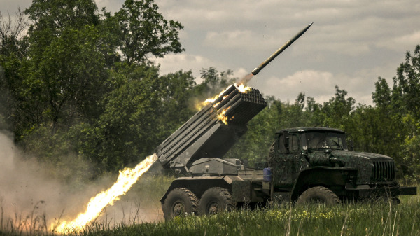 在烏克蘭東部頓巴斯地區前線，烏克蘭軍隊用國產地對地多管火箭火炮系統（MLRS）向俄羅斯陣地開火。