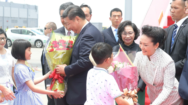 2017年国家主席习近平访港出席香港主权移交20周年庆典，港府安排小学生在机场迎接。（图片来源：香港政府新闻处）