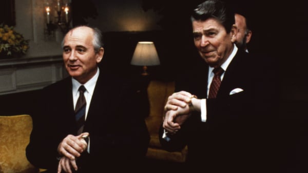 在一次会面中，戈尔巴乔夫和美国总统里根一起看手表时间。
