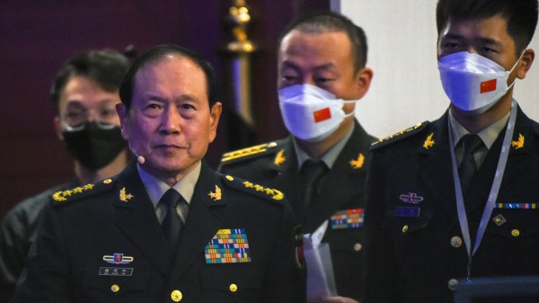2022年6月12日，中共国防部长魏凤和（左）出席新加坡举行的香格里拉对话会。(图片来源：Roslan Rahman/AFP via Getty Images)