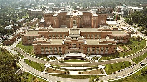 美国国家卫生院（英语：National Institutes of Health，缩写为NIH），隶属于美国卫生及公共服务部，是美国联邦政府中首要的生物医学研究机构。（维基百科）
