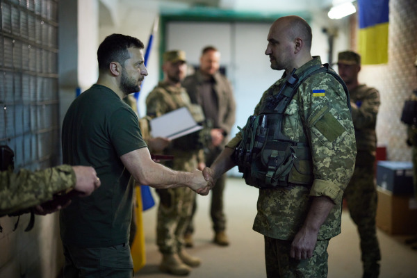 圖為2022年6月5日，烏克蘭總統澤連斯基（Volodymyr Zelenskyy，左）到俄烏戰爭前線的扎波羅熱（Zaporizhzhia）地區和頓巴斯（Donbas）地區探望烏克蘭軍隊。（圖片來源：烏克蘭總統官方網站）