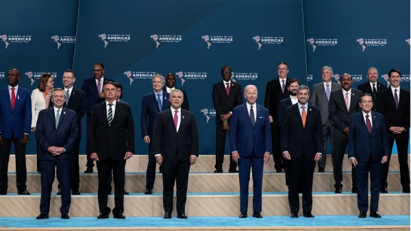 2022年6月10日，美國在加州洛杉磯主辦美洲峰會，圖為美國總統拜登（第一排右三）與其他國家領導人合影，加拿大總理特魯多站在第二排最右邊。（圖片來源： Anna Moneymaker/Getty Images）
