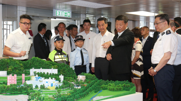 2017年，习近平访港期间参观香港少年警讯训练营。（图片来源：香港政府新闻处）