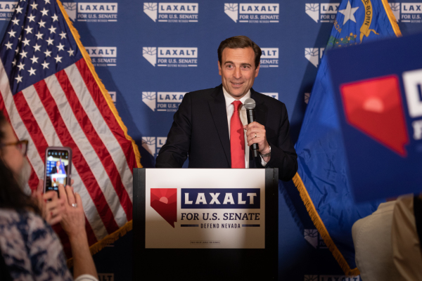 2022 年 6 月 14 日，在美国内华达州里诺（Reno）举行的初选之夜上，前总统川普支持的共和党参议员候选人亚当・拉克萨尔特（Adam Laxalt）在活动中向人群发表讲话。拉克萨尔特赢得了初选，他准备在11 月将现任民主党参议员凯瑟琳・科尔特斯-马斯托（Catherine Cortez-Masto）拉下马，从而令共和党重夺参议院控制权，这场选举也因此备受瞩目。（图片来源：Trevor Bexon/Getty Images）