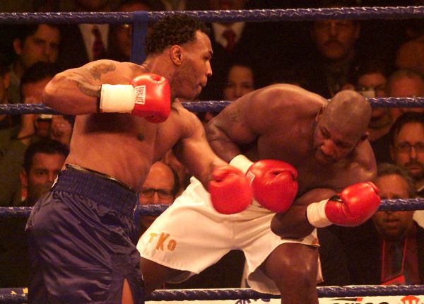 2000年1月29日，弗朗西斯（右）在英国曼彻斯特与美国拳王迈克泰森进行一场重量级拳击比赛。