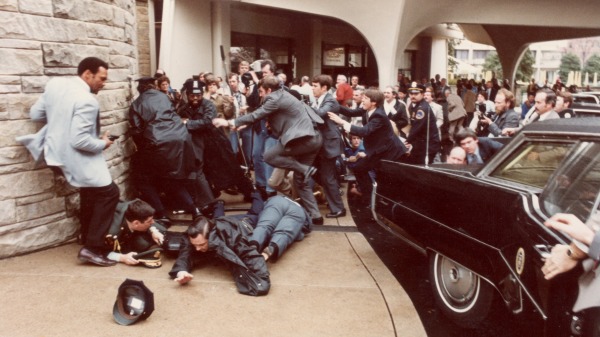 1981年3月30日，辛克利刺杀时任美国总统里根未遂。图为此杀现场警方抓捕辛克利（图片来源：Hulton Archive/Getty Images）