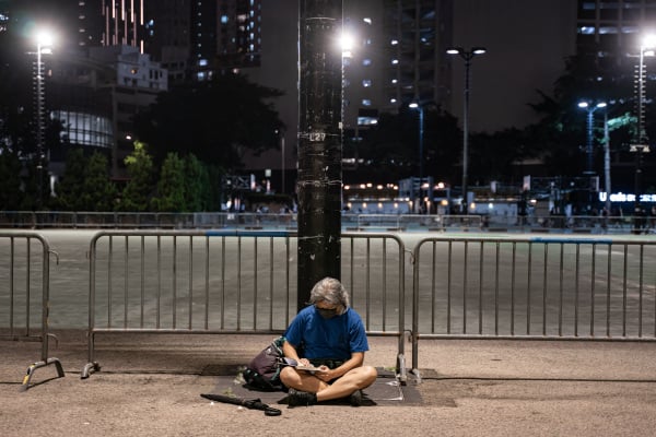 6月3日，「六四」天安門廣場事件33週年前夕，一名男子坐在香港維多利亞公園守夜悼念。
