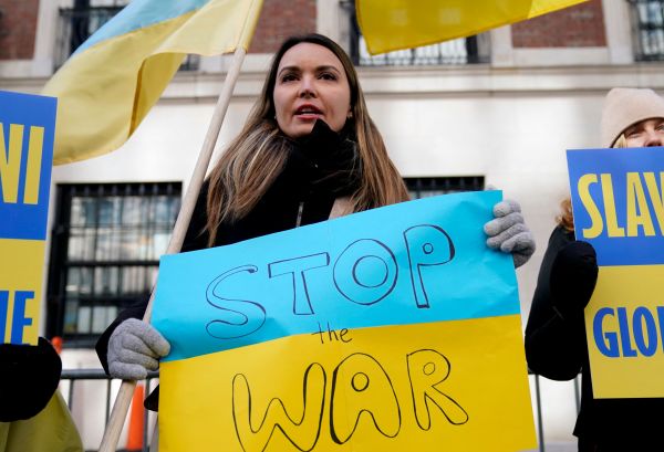 2021年3月4日，親烏克蘭抗議者在俄羅斯駐紐約總領事館前示威。