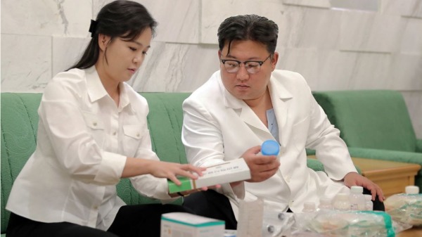 朝鮮領導人金正恩與夫人李雪主共同檢查捐贈的藥物
