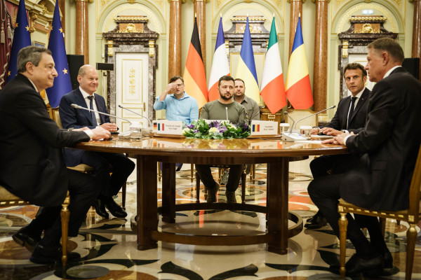2022年6月16日，法国总统马克龙、罗马尼亚总统约翰尼斯、德国总理舒尔茨、意大利总理德拉吉在乌克兰基辅与泽连斯基举行会面。