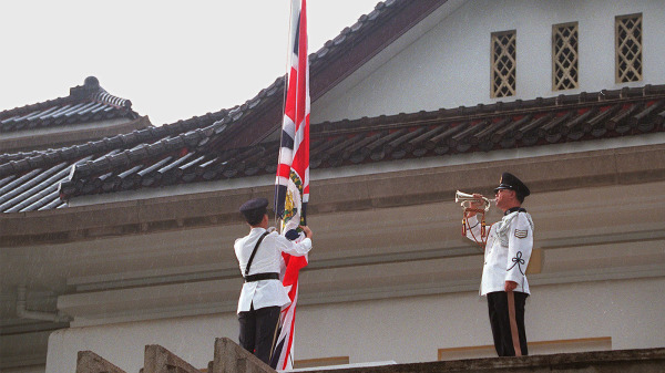 1997年6月30日，香港主权移交前夕，英国国旗从香港礼宾府徐徐降下。（图片来源：Getty Images）