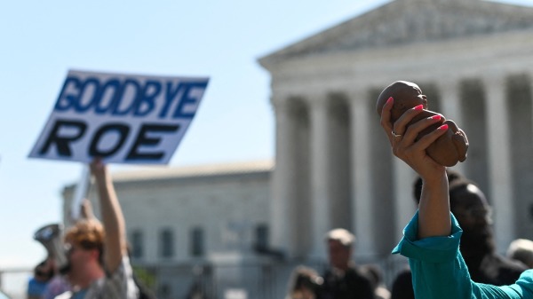 2022年6月13日，反对堕胎人士在最高法院门前举行游行。（图片来源：ROBERTO SCHMIDT/AFP via Getty Images)