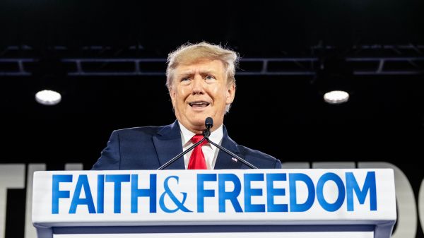 2022年6月17日，美國前總統川普在田納西州納什維爾（Nashville）舉行的“信仰與自由聯盟：通往多數之路大會” （Faith and Freedom Coalition: Road to Majority Conference）上發表講話。（圖片來源：Seth Herald/Getty Images）
