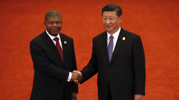 安哥拉总统若昂·洛伦索（Joao Lourenco）与习近平握手。