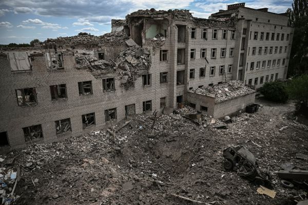 图为2022 年 5 月 25 日拍摄的照片，显示了在俄罗斯军队的暴烈轰炸后，乌克兰东部顿巴斯地区巴赫穆特（Bakhmut）市被彻底摧毁的行政大楼。（图片来源：ARIS MESSINIS/AFP via Getty Images）