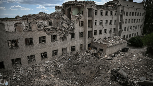 在俄罗斯军队的暴烈轰炸后，乌克兰东部顿巴斯地区巴赫穆特（Bakhmut）市被彻底摧毁的行政大楼。