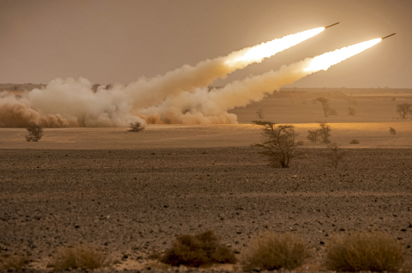 圖為 2021 年 6 月 9 日，美國 M142 高機動火箭炮系統（海馬斯，HIMARS）發射器在摩洛哥東南部格里爾·拉布伊希（Grier Labouihi）地區舉行的“非洲獅”軍事演習中齊射。（圖片來源：FADEL SENNA/AFP via Getty Images）