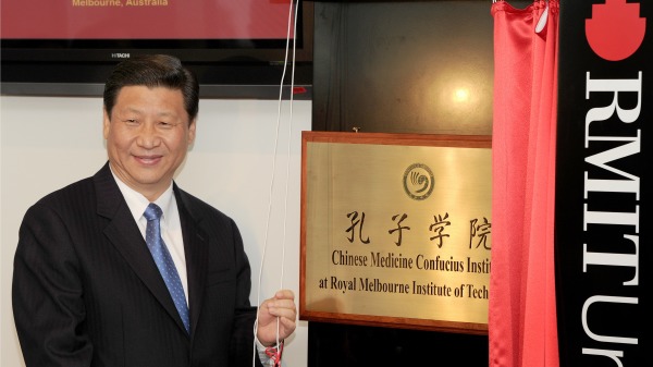 2010年6月20日，习近平为澳洲一家孔子学院开幕。（图片来源： WILLIAM WEST/AFP via Getty Images）