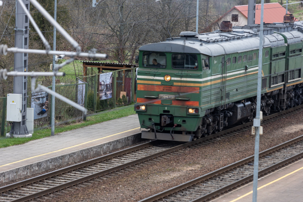 2022年4月26日，立陶宛卡爾韋萊艾，從莫斯科到加里寧格勒的火車經過火車站。