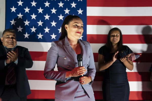 2022 年 6 月 21 日晚，美國弗吉尼亞州伍德布里奇（Woodbridge），共和黨拉丁裔候選人耶絲莉·維加（Yesli Vega）獲得弗吉尼亞州第 7 國會選區的初選勝利。她將在11月大選中挑戰現任的民主黨眾議員。（圖片來源：Nathan Howard/Getty Images）