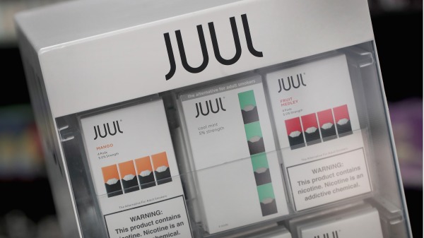 2018年9月13日，美國Juul各種口味的電子煙在市場販售。（圖片來源： Scott Olson/Getty Images）