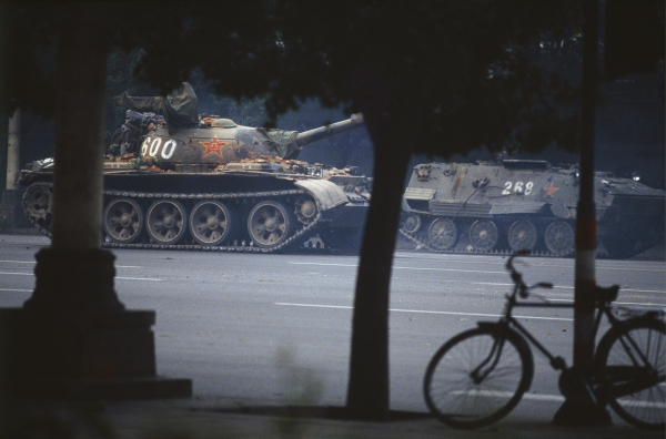 1989年6月4日，中共軍隊鎮壓學運，屠殺民眾和學生。